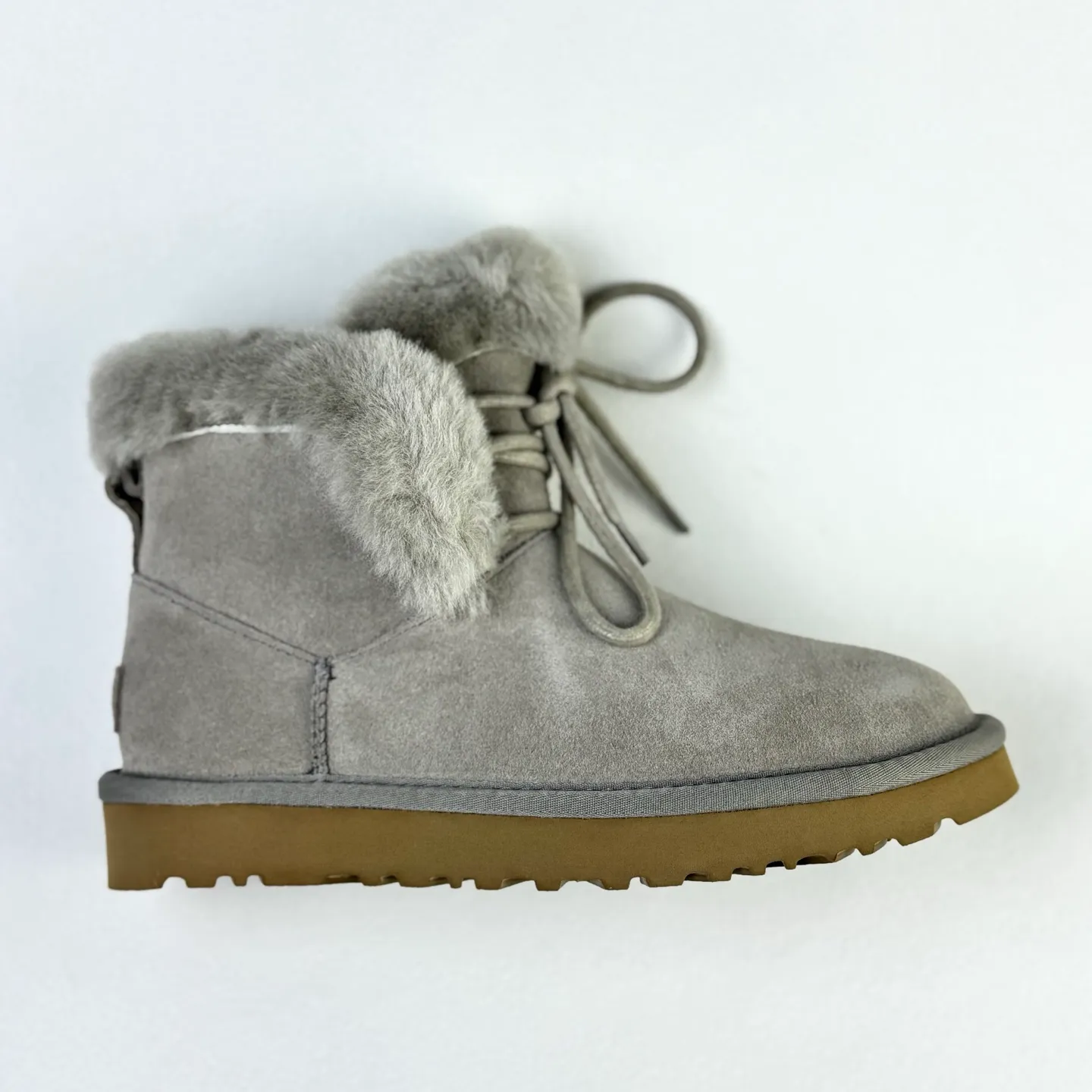 The top version in Guangzhou has arrived. Local 💰600 UGG Classic Novelty comfortable and fashionable snow boots for women. Maroon color has arrived.